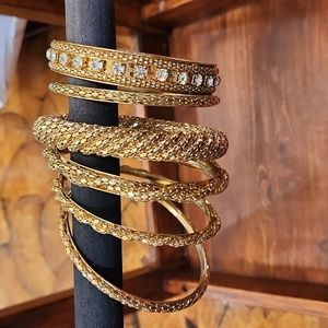 Beautiful set of 6 gold bangles